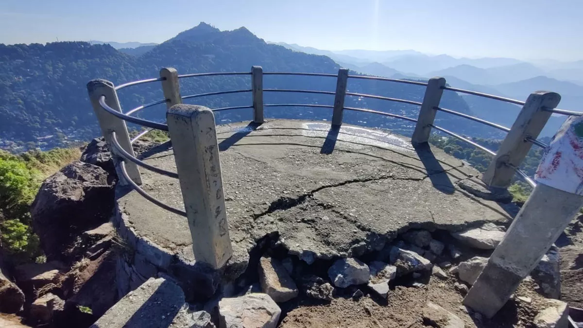 नैनीताल में Tiffin Top के व्यू प्वाइंट पर बढ़ी दरारें, पर्यटकों की आवाजाही पर रोक; डीएम ने जारी किया आदेश