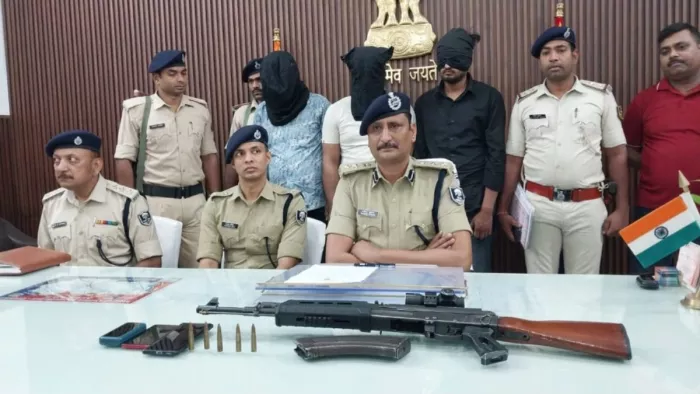 मुजफ्फरपु में एके-47 के साथ गिरफ्तार तस्कर। (जागरण फोटो)