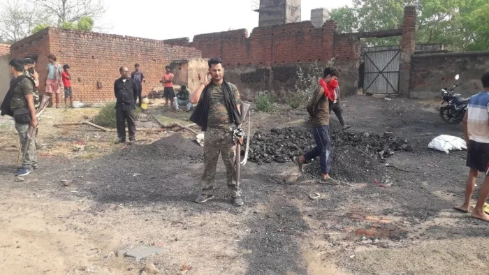 घटना स्थल पर जुटी भीड़ और सीआईएसएफ के जवान