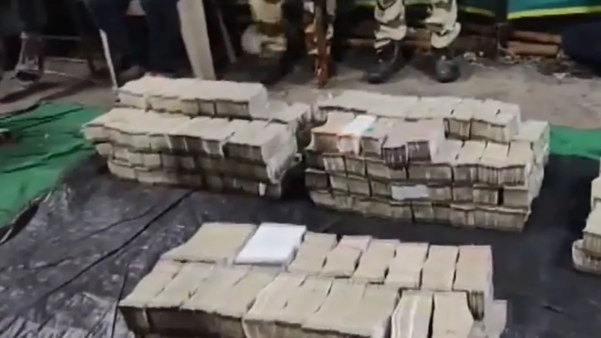 चुनाव के बीच आंध्र प्रदेश में मिला नोटों का बंडल रुपयों, ट्रक से 8.36 करोड़ रुपये हुआ बरामद