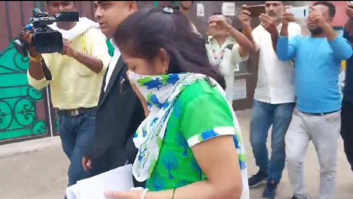 पूछताछ के सिलसिले में ईडी ऑफिस पहुंची संजीव लाल की पत्नी रीता।