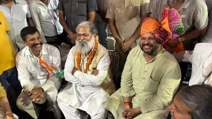 Haryana Politics Hindi News: साथ बैठे कांग्रेस उम्मीदवार वरुण मुलाना और अनिल विज।सोशल मीडिया