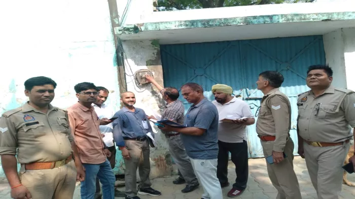 बड़ौत की पट्टी चौधरान में छापेमारी करती ऊर्जा निगंम की टीम। सौ. कर्मचारी