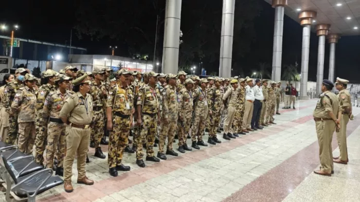 एयरपोर्ट पर सुरक्षा को लेकर जारी हुए निर्देश की जानकारी सुरक्षाकर्मियों को देते एसएसएफ के सीओ। सौ. एयरपोर्ट प्रशासन