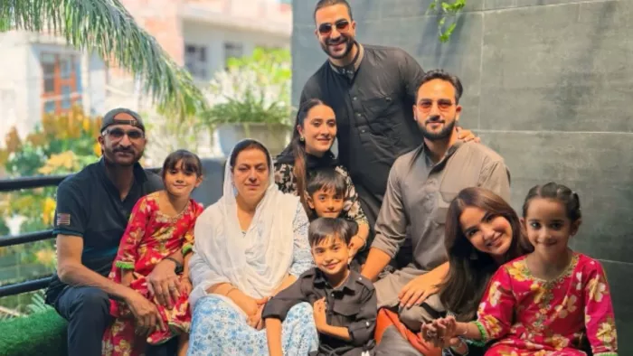 जम्मू-कश्मीर में परिवार को लेकर चिंतित हुए अली गोनी/ फोटो- Instagram