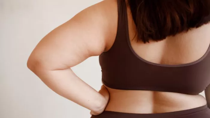 Bra Fat कम करने के लिए करें ये एक्सरसाइज। (Image Credit-Freepik)