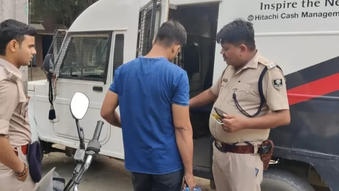 एडीएम कैश वैन की जांच करते नगर थानाध्यक्ष संजीव कुमार। जागरण