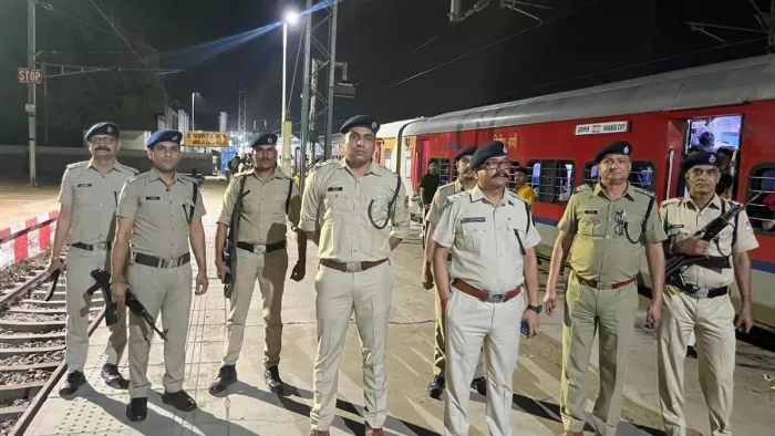रेलवे स्टेशन पर सुरक्षा का जायजा लेते अधिकारी।