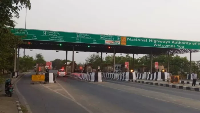 अलीगढ़-मुरादाबाद रोड पर बिलारी में बना टोल प्लाजा। जागरण