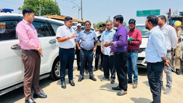 कार्यदायी संस्ता सेतु निगम के परियोजना प्रबंधक एके सिंह को निर्देशित करते कमिश्नर अनिल ढींगरा व डीएम कृष्णा करूणेश