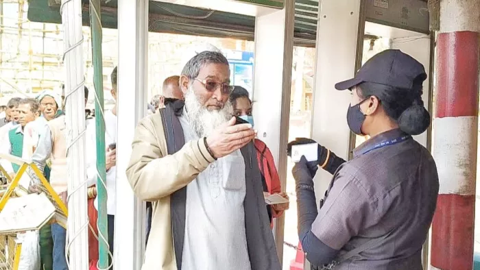 सोनौली सीमा पर पहचान पत्र की जांच करते एसएसबी जवान। जागरण