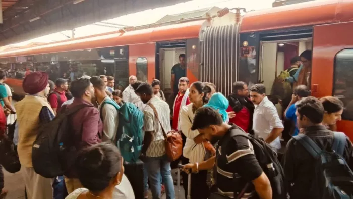 जम्मू-कश्मीर से वंदे भारत ट्रेन से सही-सलामत पहुंचे यात्री। फोटो जागरण