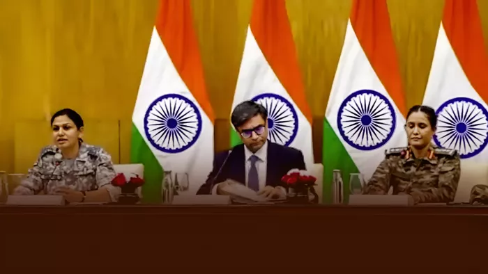 विदेश मंत्रालय की ओर से पाकिस्तान द्वारा किए गए हमलों जानकारी देते विदेश सचिव विक्रम मिसरी।
