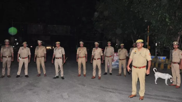 जनपद में अलर्ट घोषित, शहर और देहात में फोर्स का मूवमेंट बढ़ा।