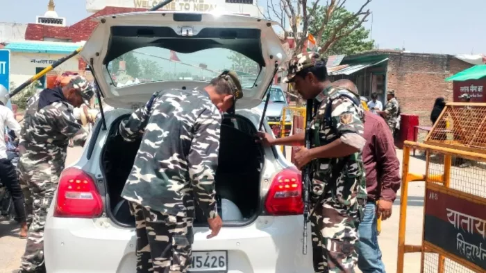 भारत-नेपाल सीमा के ककरहवा बार्डर पर वाहनों की जांच करते एसएसबी के जवान।- जागरण