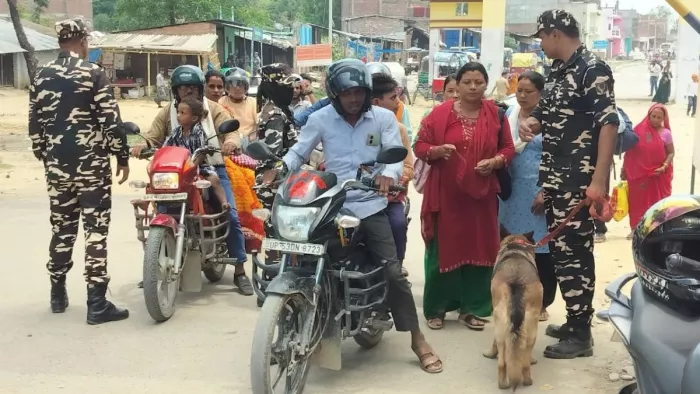 भारत-नेपाल सीमा के ठूठीबारी में पहचान पत्र की जांच करते एसएसबी के जवान। जागरण