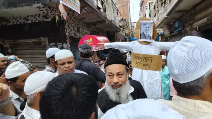 जुमे की नमाज के बाद मुस्तफाबाद में पाकिस्तान मुर्दाबाद के नारे, पीएम का पुतला फूंका