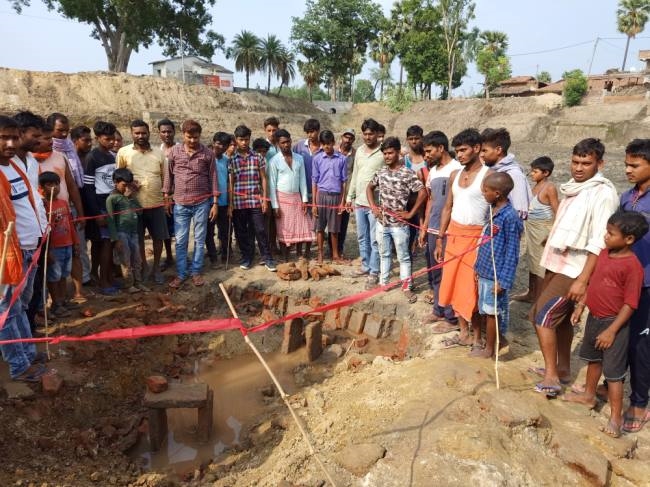 तालाब की खोदाई में कोल राजा गढ़ के अवशेष