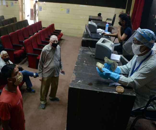 Uttarakhand Unlock-1: नगर निगम में 85 दिन बाद खुले काउंटर, 25 लोगों ने जमा किया टैक्स