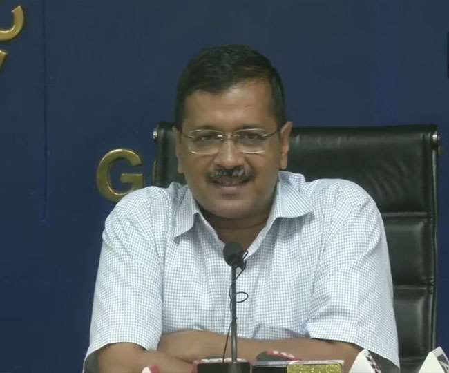दिल्ली के मुख्यमंत्री अरविंद केजरीवाल प्रेस वार्ता करते हुए।