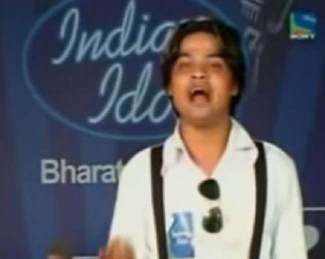 Indian Idol Funny Audition: जब कोलकाता के 'शाहरुख खान' ने की अनु मलिक की  मजेदार मिमिक्री, देखें वीडियो - Indian Idol Audition, Kolkata Shah Rukh  Khan does funny mimicry of Anu Malik,