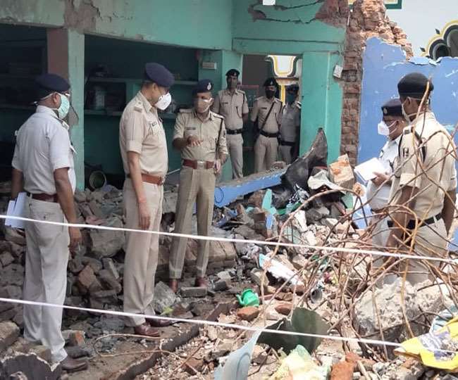 बांका मदरसा विस्फोट की जांच करती पुलिस। तस्वीर: जागरण।