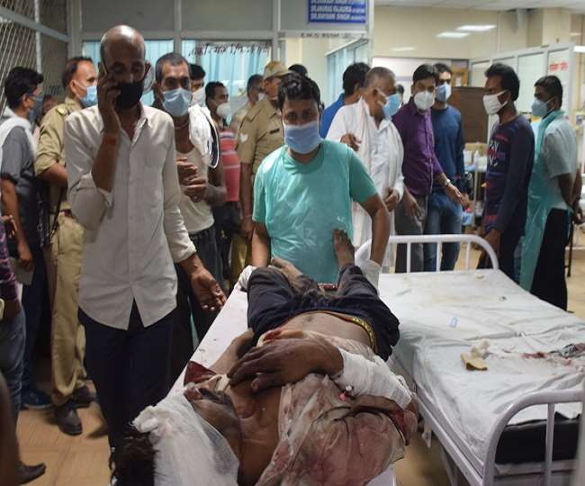 एलएलआर अस्पताल (हैलट) में सचेंडी दुर्घटना के घायल का सिटी स्कैन करवाने लेकर जाता स्वास्थ्य कर्मी।