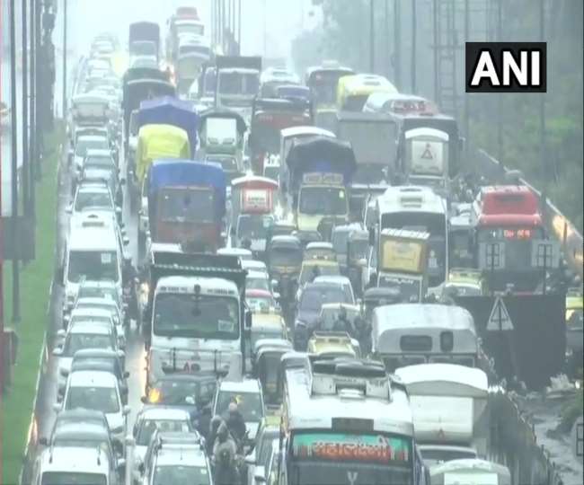 मानसून ने एक दिन पहले बुधवार को मुंबई में दस्तक दे दी।