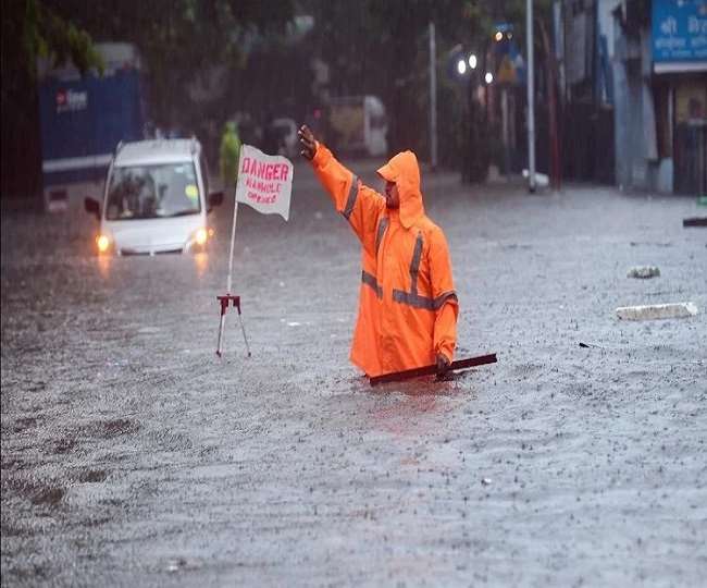 मुंबई में भारी बारिश से जनजीवन अस्त-व्यस्त (फोटो पीटीआई)