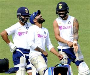 कप्तान विराट कोहली और अजिंक्य रहाणे के साथ रवींद्र जडेजा- फोटो ट्विटर पेज