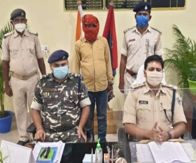 गिरफ्तार नक्सली के साथ एसपी आशीष भारती व एसएसबी के अधिकारी। जागरण।