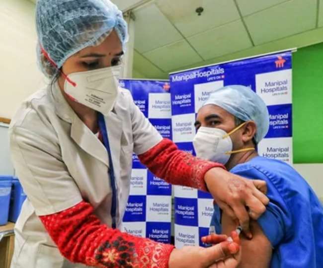 मध्य प्रदेश के चिकित्सा शिक्षा मंत्री विश्वास सारंग ने भोपाल में दुकानदारों के लिए स्पेशल वैक्सीनेशन कैंप की शुरुआत की।