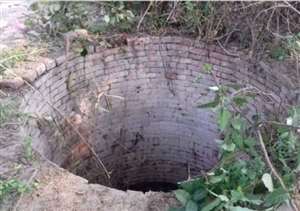 एक महिला ने बेटी को गोद में लेकर 40 फीट गहरे कुएं में छलांग लगा ली।