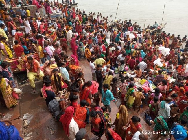 HAJIPUR: हरिहरक्षेत्र की पावन धरती पर गंगा दशहरा पर स्नान और पूजा के लिए उमड़ी भारी भीड़