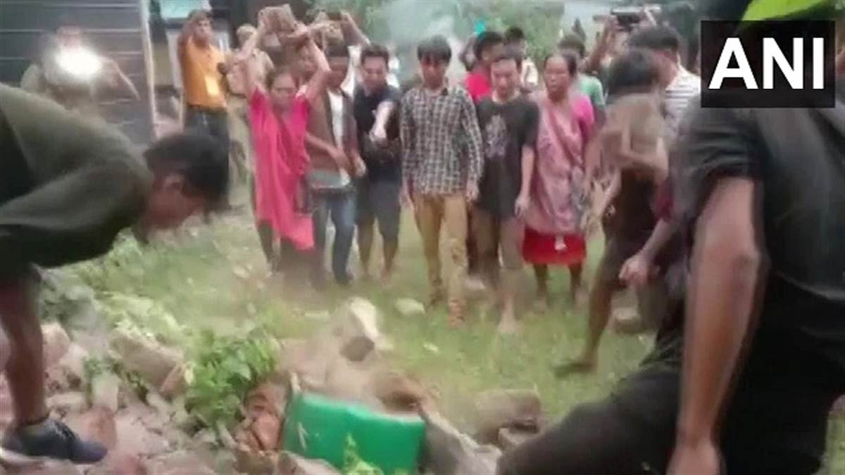 असम के कार्बी आंगलोंग स्वायत्त परिषद चुनाव के दौरान हुई हिंसा।