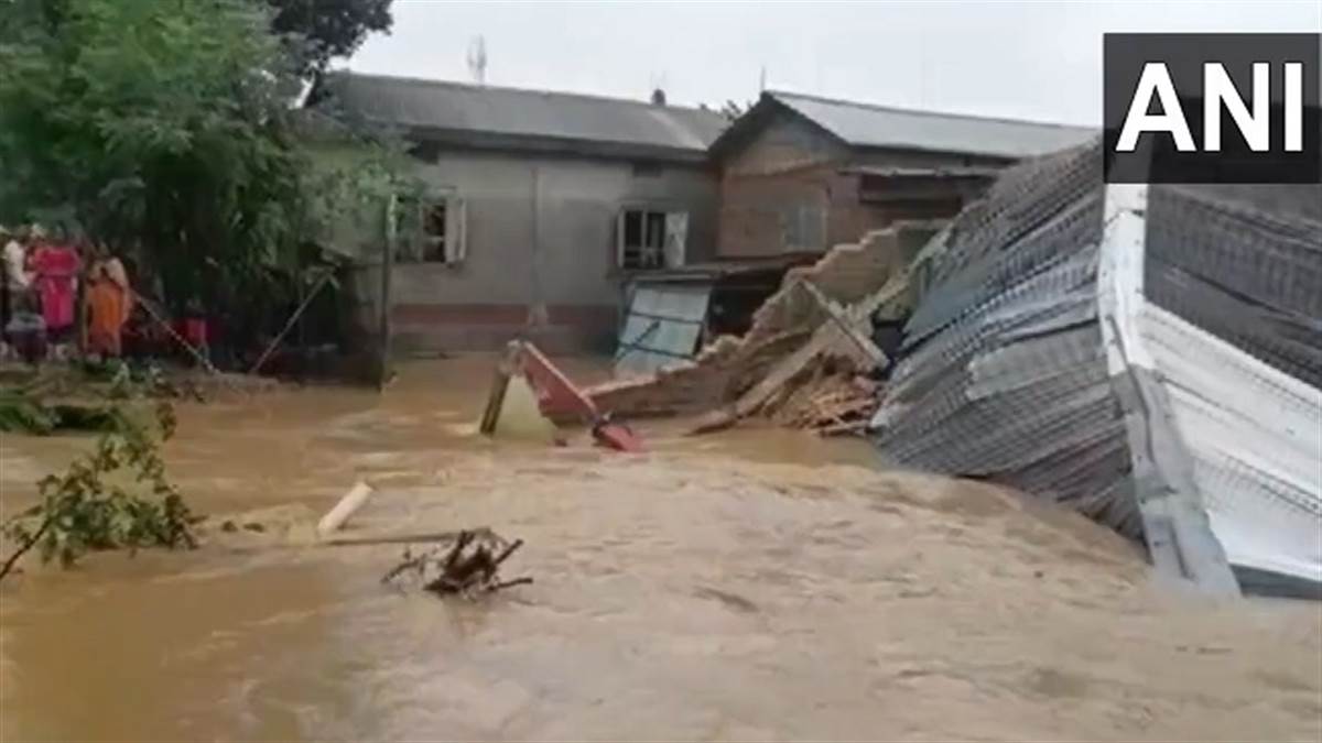 असम में बाढ़ से सैंकड़ों लोग प्रभावित।