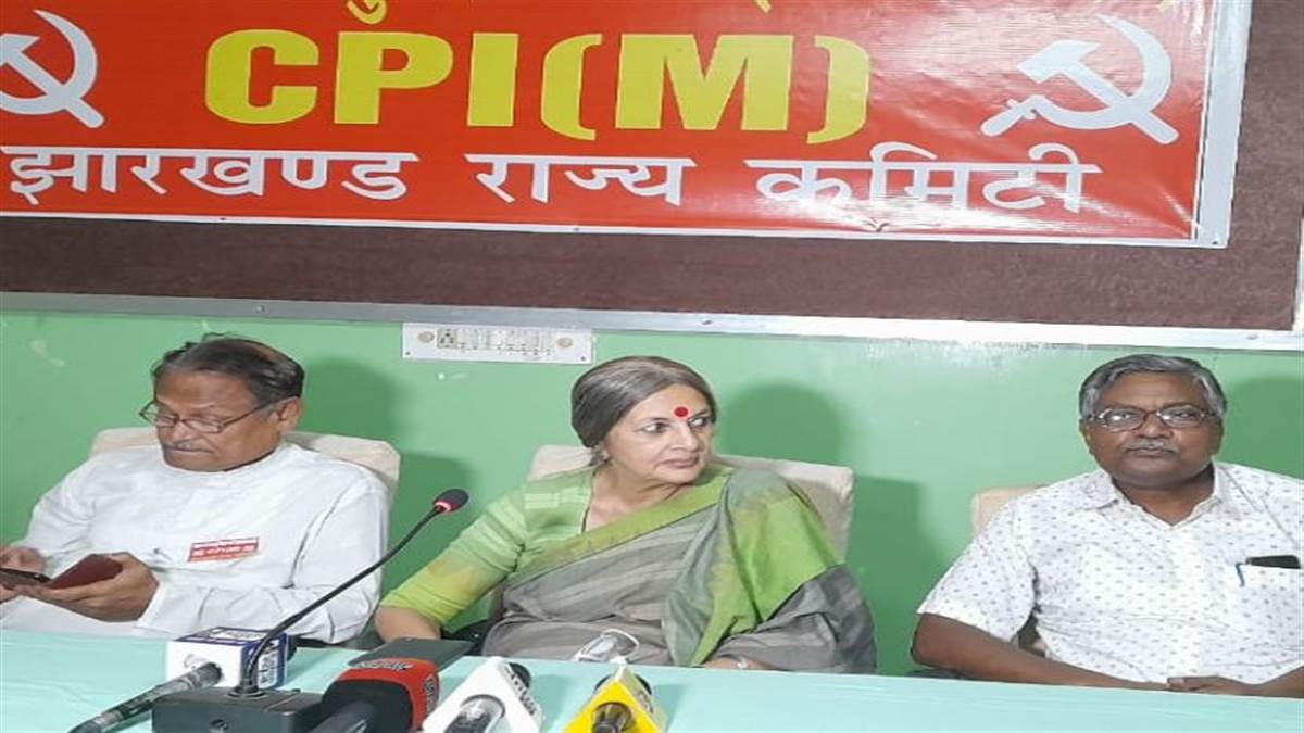 Jharkhand News: रांची में मीडिया से बातचीत करतीं माकपा नेत्री वृंदा करात (बीच में) व अन्य।
