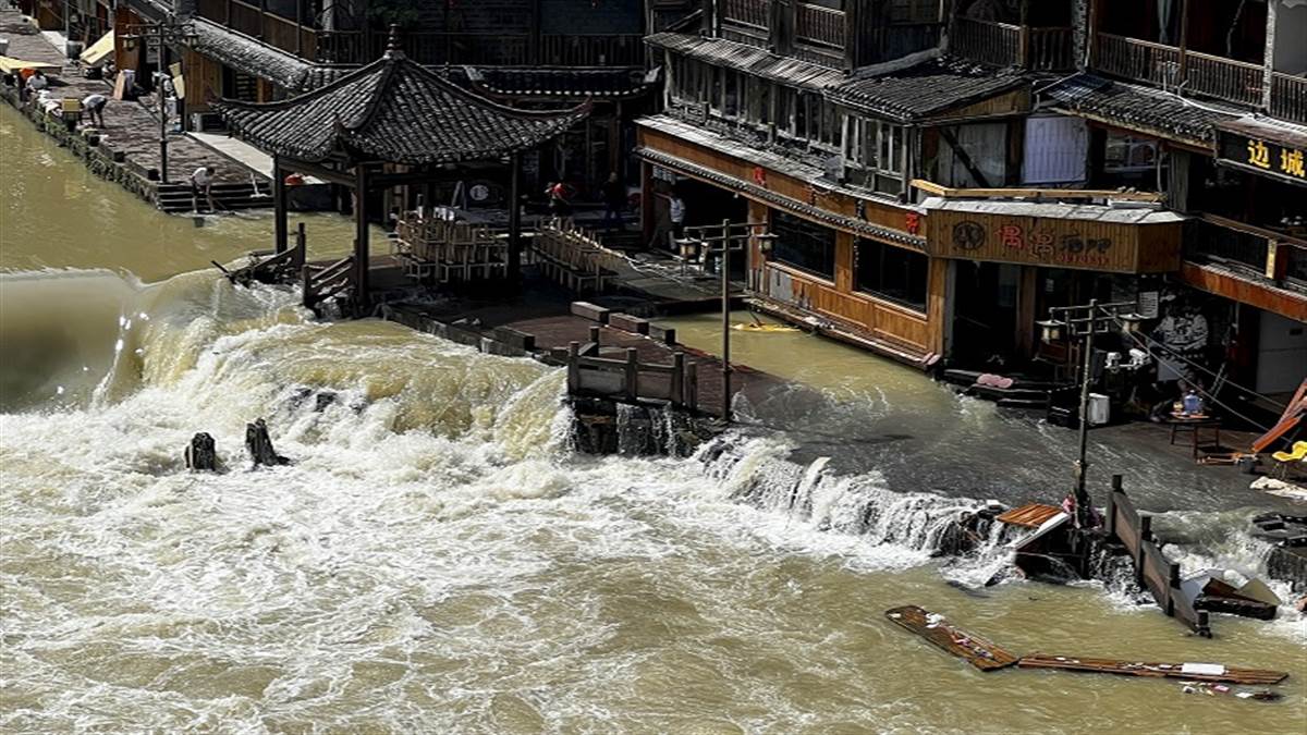 चीन में बाढ़ से 10 की मौत, तीन लापता