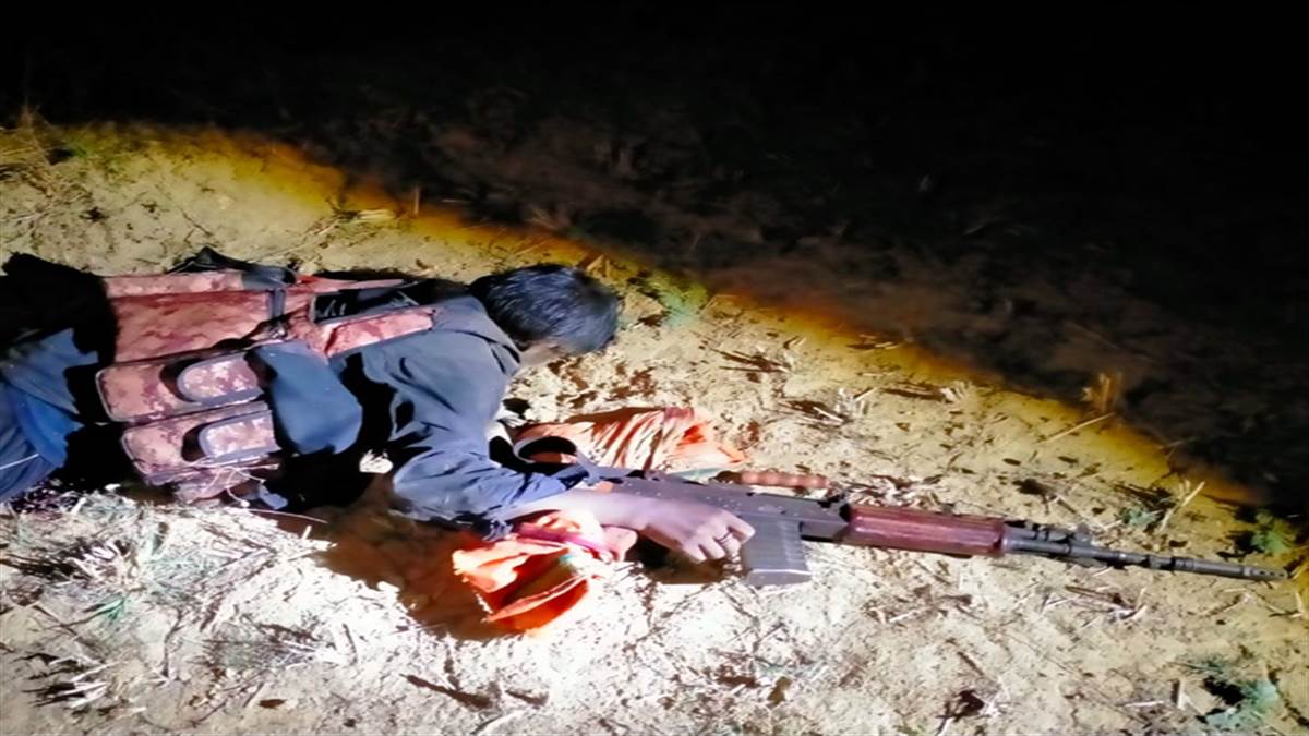 जमुई में पुलिस और नक्सली में मुठभेड़ में एक नक्सली मारा गया है। फोटो में नक्सलियों पर निशाना साधते पुलिसकर्मी।