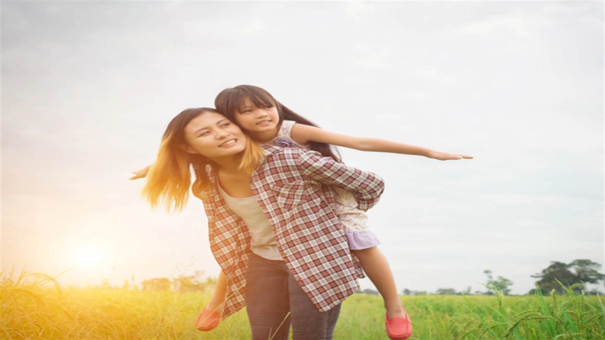 https://www.jagranimages.com/images/newimg/09062022/09_06_2022-mother_with_daughter_f_22787220.jpg