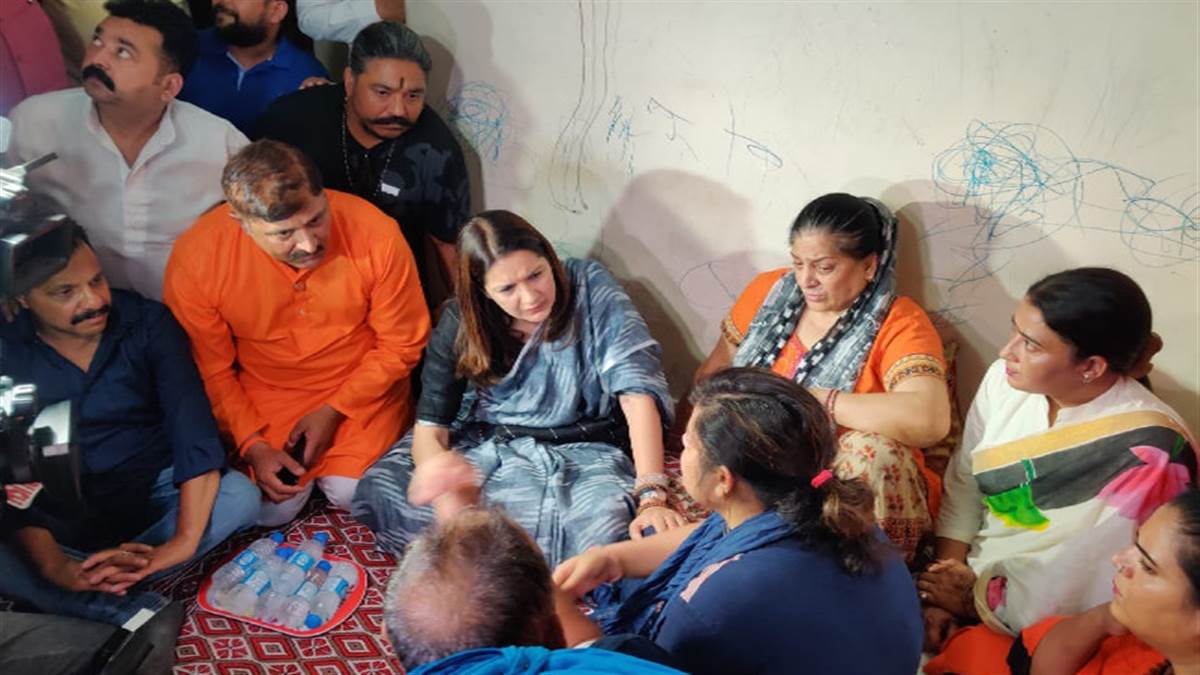 https://www.jagranimages.com/images/newimg/09062022/09_06_2022-mp_priyanka_chaturvedi_in_jammu_22788404.jpg