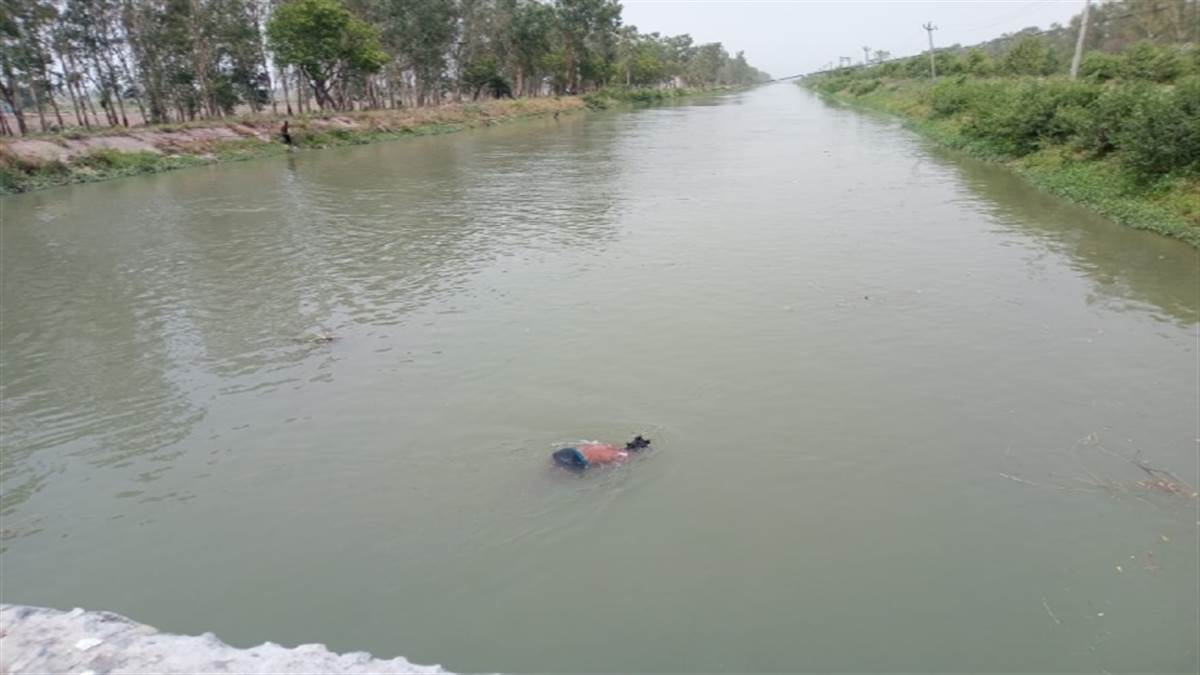 दिल्ली पैरलल नहर में बहे युवक को पानी में तलाश करते गोताखोर।