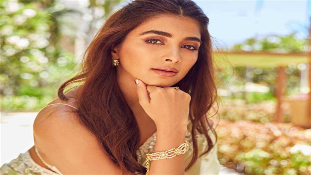 Pooja Hegde tweet about airlines staff member arrogant behavior user trolled actress. Photo Credit- Instagram