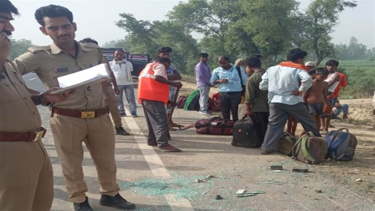 bus overturned on lucknow sitapur highway twenty passengers of kushinagar and bihar injured