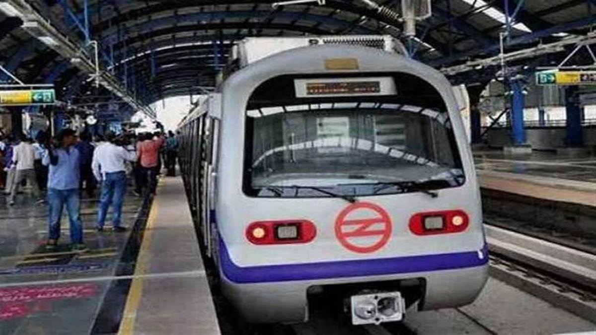 Delhi Metro: कई छात्रों की परीक्षा छूटने की बात भी सामने आई है।