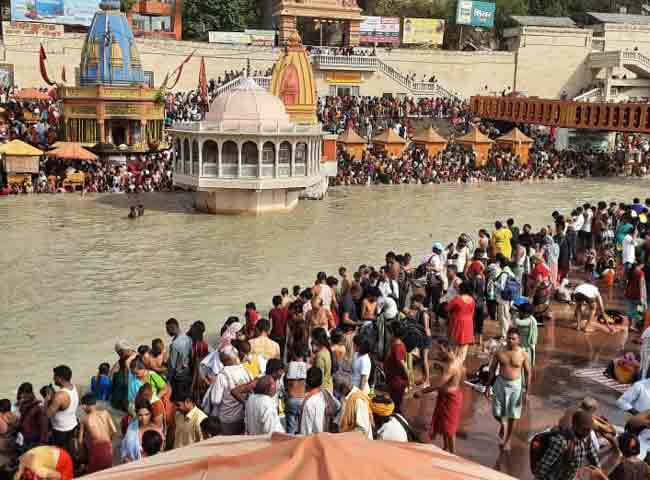 PIC: गंगा दशहरा पर हरिद्वार में हरकी पैड़ी पर उमड़ा सैलाब, गंगा में लगाई  आस्‍था की डुबकी; देखें तस्‍वीरों में - ganga dussehra 2022 devotees took  dip in Ganga at Harki Paidi