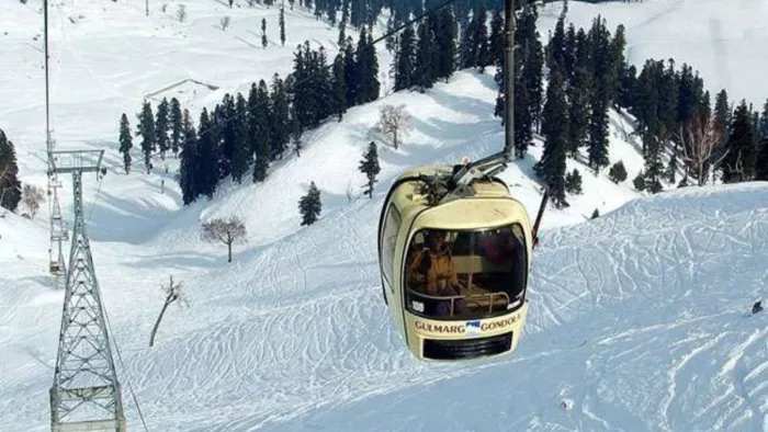 अफरवट की पहाड़ी पर फंसे 250 पर्यटकों को सुरक्षित निकाला गया, केबल कार में आई थी खराबी