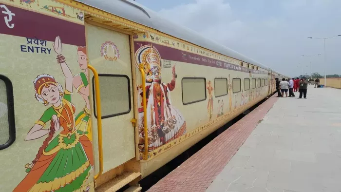 देश की पहली प्राइवेट रेलगाड़ी भारत गौरव ट्रेन की एक तस्वीर।