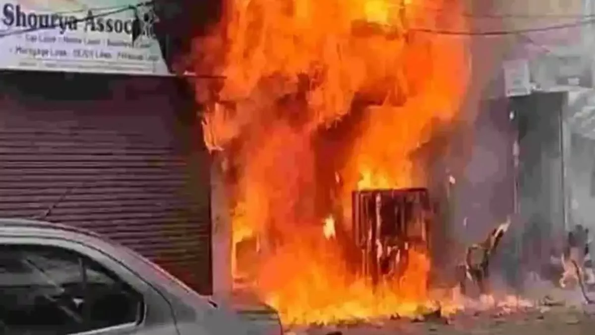 Raipur Fire Outbreak: मोतीबाग चौक का पंजाब नेशनल बैंक एटीएम आग में जलकर खाक, 5 दुकानें आई चपेट में