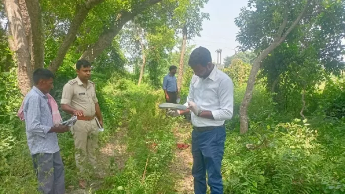 छौड़ाही थाना क्षेत्र के बरदाहा मुसहरी गांव स्थित गाछी में साक्ष्य जुटाता विधि विज्ञान प्रयोगशाला भागलपुर का जांच दल।